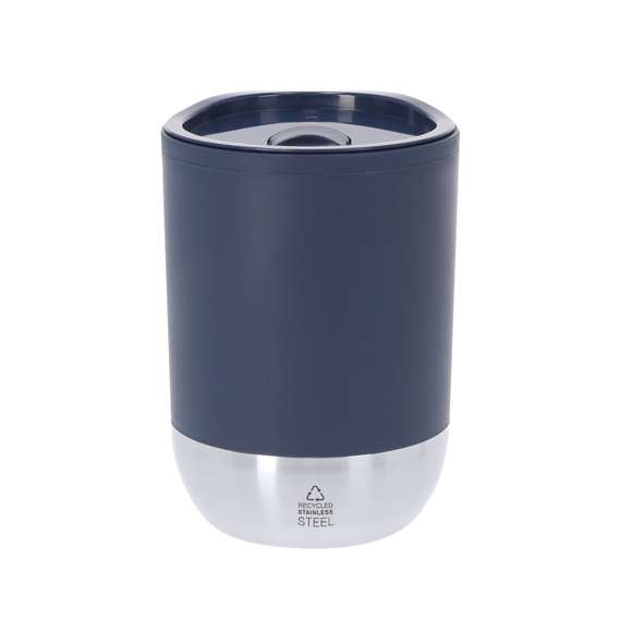 Vaso térmico de 290 ml de capacidad. Fabricado en resistente PP Reciclado de doble pared en combinación con base en Acero Inox Reciclado. Tapa con dosificador de fácil apertura, libre de BPA. Es ideal para tener en tu escritorio, mesa o en cualquier superficie donde disfrutar tranquilamente de tu bebida favorita. Con certificación Food Grade, garantizando la seguridad cuando los alimentos entran en contacto con el material usado para fabricar el producto. Con distintivo de Acero Inox Reciclado. El PP reciclado es un plástico reciclado y altamente reciclable, de gran resistencia y apto para multitud de aplicaciones.El acero es uno de los materiales más demandados y que puede encontrarse casi en todas partes, desde productos de uso diario a grandes construcciones. Con innumerables propiedades, entre las que cabe destacar la durabilidad y su alto grado de reutilización, convirtiéndolo en una alternativa muy valorada en soluciones de sostenibilidad. Debidamente tratado, permite obtener nuevos recursos de infinita utilización.