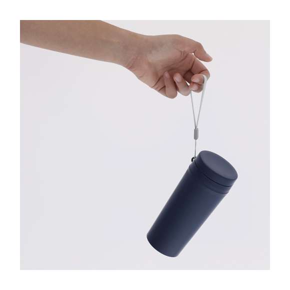 Bidón térmico fabricado en resistente PP Reciclado, con 320ml de capacidad. Con tapón de cierre hermético a rosca y cinta de transporte en color gris. El PP reciclado es un plástico reciclado y altamente reciclable, de gran resistencia y apto para multitud de aplicaciones.