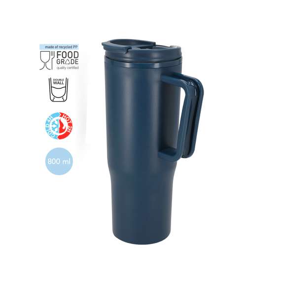 Taza térmica fabricada en resistente PP Reciclado de doble pared y 800 ml de capacidad. Tapa con dosificador de fácil apertura, que incluye un orificio para pajita. Libre de BPA. Con asa de agarre ergonómica. Con distintivo PP Reciclado.El PP Reciclado es un plástico reciclado y altamente reciclable, de gran resistencia y apto para multitud de aplicaciones. Con certificación Food Grade, garantizando la seguridad cuando los alimentos entran en contacto con el material usado para fabricar el producto.Con certificación Food Grade, garantizando la seguridad cuando los alimentos entran en contacto con el material usado para fabricar el producto.