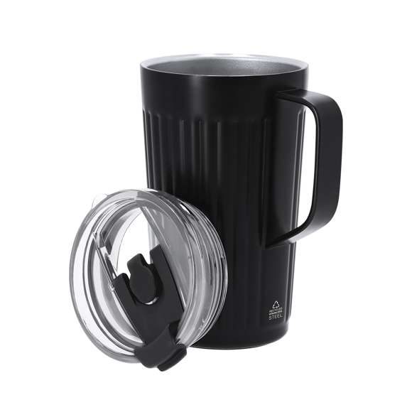 Taza térmica fabricada en Acero Inox Reciclado de doble pared y 350 ml de capacidad. Exterior en acabado biselado en color metálico mate. Incluye tapadera con sistema de cierre a presión transparente con orificio especial para pajitas, tapón de silicona y dosificador de fácil apertura abatible, libre de BPA. Base antideslizante de silicona y distintivo de Acero Inox Reciclado. El acero es uno de los materiales más demandados y que puede encontrarse casi en todas partes, desde productos de uso diario a grandes construcciones. Con innumerables propiedades, entre las que cabe destacar la durabilidad y su alto grado de reutilización, convirtiéndolo en una alternativa muy valorada en soluciones de sostenibilidad. Debidamente tratado, permite obtener nuevos recursos de infinita utilización.