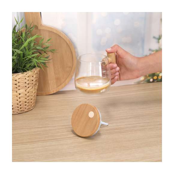 Taza mezcladora fabricada en resistente cristal de borosilicato de 400ml de capacidad. Incluye tapadera con agitador eléctrico alimentado por 2 pilas AAA (no incluidas) y botón de on/off en la parte superior. Con compartimento en mango especial para guardar el agitador, fabricados en ABS imitación madera. Además, tiene escala de medidas impresa en el cuerpo de color blanco.Fabricado en cristal de borosilicato, que ofrece una resistencia y durabilidad excepcionales, alargando su vida útil y pudiendo ser reutilizado infinidad de veces.
