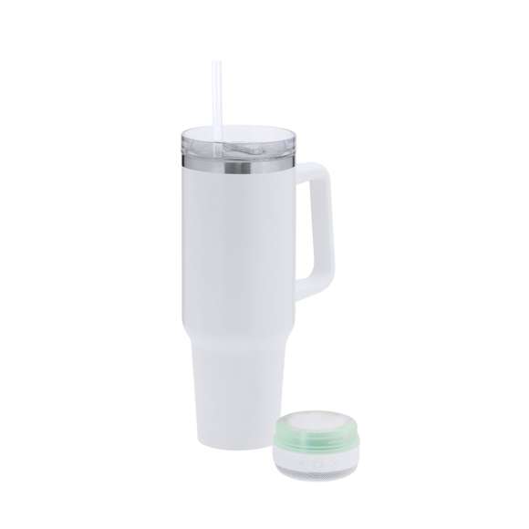 Taza térmica con Altavoz Bluetooth 5.3 de 3W integrado. Con 1,25L de capacidad, asa ergonómica y fabricado en acero inoxidable de doble pared, asegurando una durabilidad máxima y un excelente mantenimiento de la temperatura de las bebidas, ya sean frías o calientes. Es ideal para tener en tu escritorio, mesa o en cualquier superficie donde disfrutar tranquilamente de tu bebida favorita. La tapadera cuenta con un cierre a presión y un dosificador de fácil apertura, libre de BPA, garantizando seguridad y facilidad de uso. Cuenta con base antideslizante, a juego, que proporciona una mayor estabilidad. El altavoz Bluetooth integrado en la base de la taza es fácilmente extraíble gracias a su sistema de rosca, e incluye iluminación inteligente LED RGB, que se sincroniza al ritmo de la música, creando una experiencia visual y auditiva única. Además, la función manos libres permite atender llamadas sin necesidad de dejar lo que se está haciendo.