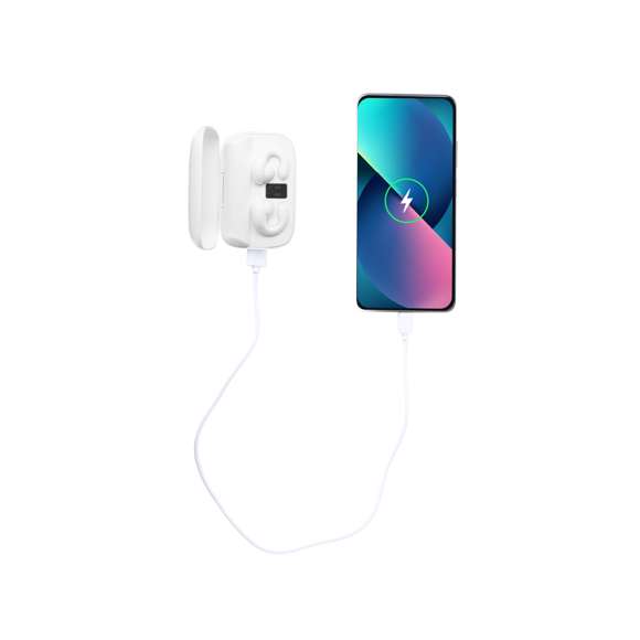 Auriculares open ear con power bank, diseñados para un ajuste perfecto y cómodo gracias a su práctico clip de suave silicona. Estos auriculares ofrecen una experiencia auditiva sin molestias, permitiendo disfrutar de la música o llamadas con total comodidad. Conexión Bluetooth 5.4 y función manos libres. Botón de control táctil integrado en el auricular. Incluye base de carga a juego con función power bank de 1200mAh de batería, conexión Tipo C de entrada y salida USB, cable de carga incluido (Tipo C). Incluye pantalla interior del estado de batería. Las capacidades mostradas en todas nuestras baterías auxiliares externas son reales, incorporando todas ellas baterías de grado A y no recicladas, con una vida útil de al menos 500 ciclos de carga y según normativa CE.Además, están fabricadas conforme a los estándares RoHS y en cumplimiento con los siguientes requisitos de seguridad:Sistema de protección contra sobrecarga del power bank.Sistema de protección contra descarga completa que proporciona una mayor durabilidad del power bank.Sistema de bloqueo para evitar cortocircuitos.Sistema de transferencia de carga constante, acorde con la capacidad del dispositivo de destino.