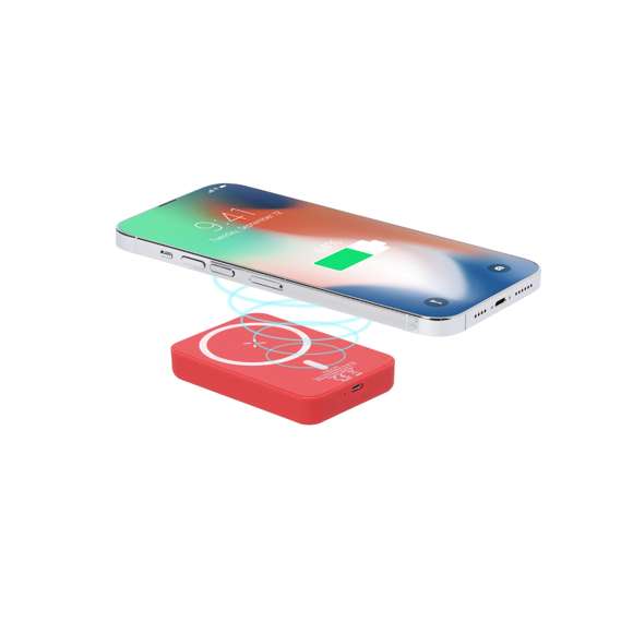 Batería auxiliar externa de 5.000 mAh con carga inalámbrica de 5W con fijación magnética Magsafe, permitiendo usar el dispositivo mientras se está cargando. Fabricada en ABS y acabado gomoso. Compatible con dispositivos equipados con tecnología de carga inalámbrica Qi.Las capacidades mostradas en todas nuestras baterías auxiliares externas son reales, incorporando todas ellas baterías de grado A y no recicladas, con una vida útil de al menos 500 ciclos de carga y según normativa CE. Además, están fabricadas conforme a los estándares RoHS y en cumplimiento con los siguientes requisitos de seguridad:Sistema de protección contra sobrecarga del power bank. Sistema de protección contra descarga completa que proporciona una mayor durabilidad del power bank. Sistema de bloqueo para evitar cortocircuitos. Sistema de transferencia de carga constante, acorde con la capacidad del dispositivo de destino.