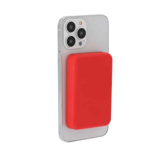 Batería auxiliar externa de 5.000 mAh con carga inalámbrica de 5W con fijación magnética Magsafe, permitiendo usar el dispositivo mientras se está cargando. Fabricada en ABS y acabado gomoso. Compatible con dispositivos equipados con tecnología de carga inalámbrica Qi.Las capacidades mostradas en todas nuestras baterías auxiliares externas son reales, incorporando todas ellas baterías de grado A y no recicladas, con una vida útil de al menos 500 ciclos de carga y según normativa CE. Además, están fabricadas conforme a los estándares RoHS y en cumplimiento con los siguientes requisitos de seguridad:Sistema de protección contra sobrecarga del power bank. Sistema de protección contra descarga completa que proporciona una mayor durabilidad del power bank. Sistema de bloqueo para evitar cortocircuitos. Sistema de transferencia de carga constante, acorde con la capacidad del dispositivo de destino.