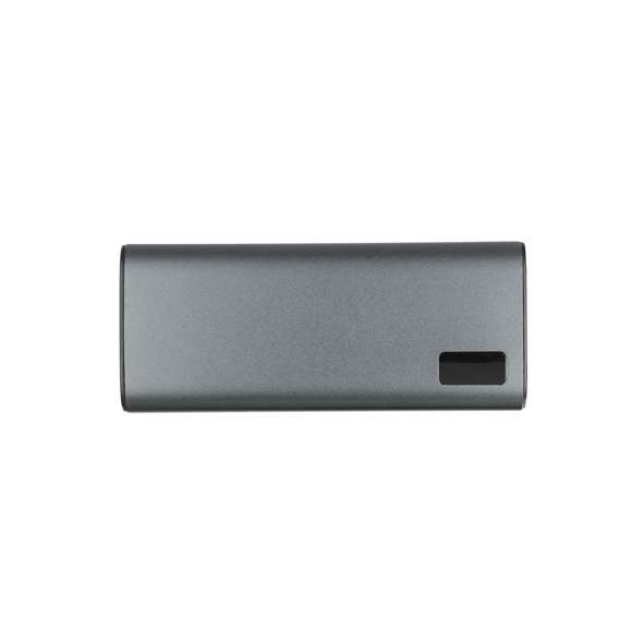 Batería auxiliar externa de gran capacidad de carga -10.000 mAh- fabricado en Aluminio Reciclado con acabado cromado. Con salidas 2 USB y Tipo C dual para cargar tres dispositivos simultáneamente y 1 conexión para entrada Tipo C -cable incluido-. Con pantalla display de estado de carga. Extremos en color negro con cuerpo en variados colores. El aluminio reciclado es un material con posibilidades de reciclaje casi infinitas, sin perder sus propiedades originales y consumiendo menos energía en este proceso.Certificación GRS (Global Recycled Standard / Estándar de Reciclaje Global), que garantiza el origen reciclado del material usado para fabricar el producto.Las capacidades mostradas en todas nuestras baterías auxiliares externas son reales, incorporando todas ellas baterías de grado A y no recicladas, con una vida útil de al menos 500 ciclos de carga y según normativa CE.Además, están fabricadas conforme a los estándares RoHS y en cumplimiento con los siguientes requisitos de seguridad:Sistema de protección contra sobrecarga del power bank. Sistema de protección contra descarga completa que proporciona una mayor durabilidad del power bank. Sistema de bloqueo para evitar cortocircuitos. Sistema de transferencia de carga constante, acorde con la capacidad del dispositivo de destino.