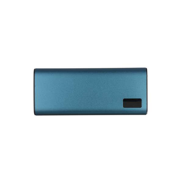 Batería auxiliar externa de gran capacidad de carga -10.000 mAh- fabricado en Aluminio Reciclado con acabado cromado. Con salidas 2 USB y Tipo C dual para cargar tres dispositivos simultáneamente y 1 conexión para entrada Tipo C -cable incluido-. Con pantalla display de estado de carga. Extremos en color negro con cuerpo en variados colores. El aluminio reciclado es un material con posibilidades de reciclaje casi infinitas, sin perder sus propiedades originales y consumiendo menos energía en este proceso.Certificación GRS (Global Recycled Standard / Estándar de Reciclaje Global), que garantiza el origen reciclado del material usado para fabricar el producto.Las capacidades mostradas en todas nuestras baterías auxiliares externas son reales, incorporando todas ellas baterías de grado A y no recicladas, con una vida útil de al menos 500 ciclos de carga y según normativa CE.Además, están fabricadas conforme a los estándares RoHS y en cumplimiento con los siguientes requisitos de seguridad:Sistema de protección contra sobrecarga del power bank. Sistema de protección contra descarga completa que proporciona una mayor durabilidad del power bank. Sistema de bloqueo para evitar cortocircuitos. Sistema de transferencia de carga constante, acorde con la capacidad del dispositivo de destino.