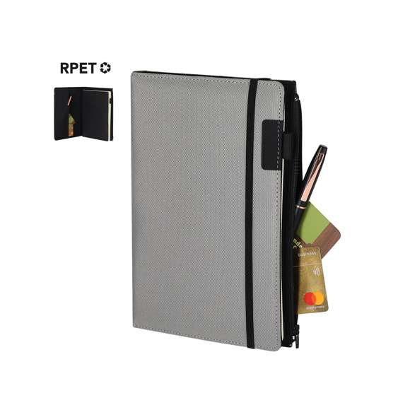 Bloc de Notas con Funda. Incluye:- Bloc de notas interior tamaño A5, con tapas rígidas y 100 hojas de disposición a una raya. - Funda fabricada en RPET 600D, con práctico bolsillo lateral de cremallera, ideal para tener siempre a mano los objetos personales. Además, es extraíble y reutilizable en otros modelos de bloc, convirtiéndose en una solución versátil y sostenible. Incluye soporte para bolígrafo y cierre elástico en color negro. Con logotipo RPET en contraportada.El material RPET se elabora a partir de plástico reciclado, para así fomentar la reutilización de residuos plásticos y ayudar a la sostenibilidad del planeta.