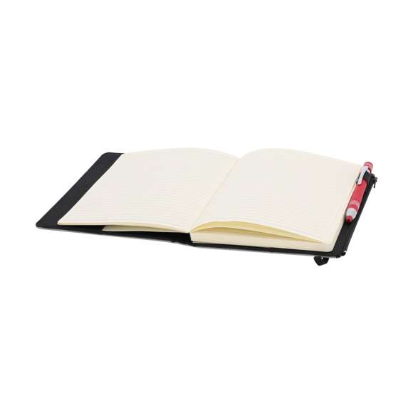 Bloc de Notas con Funda. Incluye:- Bloc de notas interior tamaño A5, con tapas rígidas y 100 hojas de disposición a una raya. - Funda fabricada en RPET 600D, con práctico bolsillo lateral de cremallera, ideal para tener siempre a mano los objetos personales. Además, es extraíble y reutilizable en otros modelos de bloc, convirtiéndose en una solución versátil y sostenible. Incluye soporte para bolígrafo y cierre elástico en color negro. Con logotipo RPET en contraportada.El material RPET se elabora a partir de plástico reciclado, para así fomentar la reutilización de residuos plásticos y ayudar a la sostenibilidad del planeta.