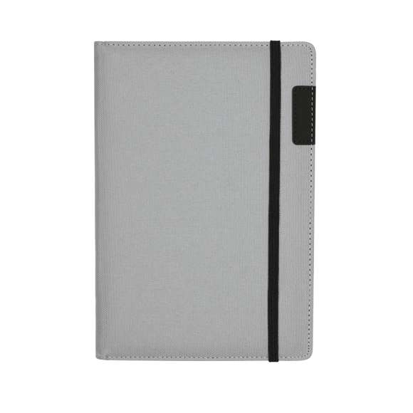 Bloc de Notas con Funda. Incluye:- Bloc de notas interior tamaño A5, con tapas rígidas y 100 hojas de disposición a una raya. - Funda fabricada en RPET 600D, con práctico bolsillo lateral de cremallera, ideal para tener siempre a mano los objetos personales. Además, es extraíble y reutilizable en otros modelos de bloc, convirtiéndose en una solución versátil y sostenible. Incluye soporte para bolígrafo y cierre elástico en color negro. Con logotipo RPET en contraportada.El material RPET se elabora a partir de plástico reciclado, para así fomentar la reutilización de residuos plásticos y ayudar a la sostenibilidad del planeta.