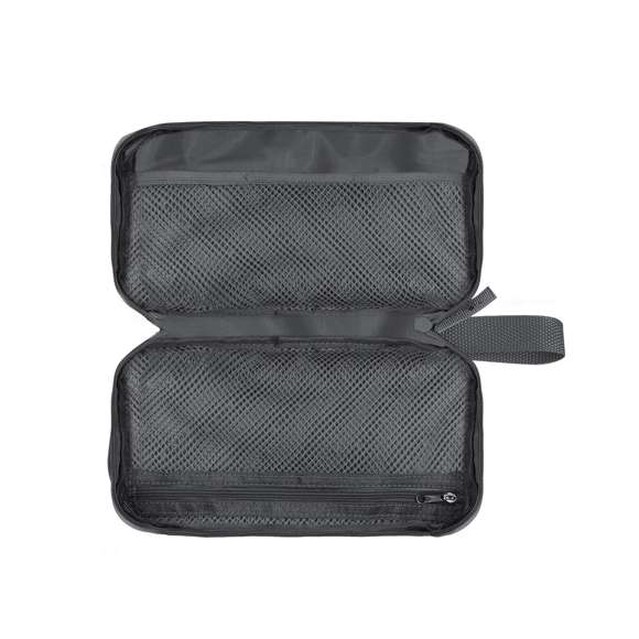 Estuche organizador fabricado en RPET 900D. Incluye bolsillo principal de apertura completa con doble tirador metálico y múltiples bolsillos interiores ideales para guardar cables: 3 bolsillos con banda elástica y 1 con cierre de cremallera. Además, incorpora un bolsillo exterior con cierre de cremallera invisible y asa para un cómodo transporte. Con distintivo RPET.El material RPET se elabora a partir de plástico reciclado, para así fomentar la reutilización de residuos plásticos y ayudar a la sostenibilidad del planeta.