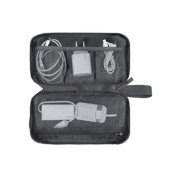 Estuche organizador fabricado en RPET 900D. Incluye bolsillo principal de apertura completa con doble tirador metálico y múltiples bolsillos interiores ideales para guardar cables: 3 bolsillos con banda elástica y 1 con cierre de cremallera. Además, incorpora un bolsillo exterior con cierre de cremallera invisible y asa para un cómodo transporte. Con distintivo RPET.El material RPET se elabora a partir de plástico reciclado, para así fomentar la reutilización de residuos plásticos y ayudar a la sostenibilidad del planeta.
