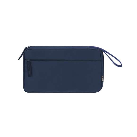 Estuche organizador fabricado en RPET 900D. Incluye bolsillo principal de apertura completa con doble tirador metálico y múltiples bolsillos interiores ideales para guardar cables: 3 bolsillos con banda elástica y 1 con cierre de cremallera. Además, incorpora un bolsillo exterior con cierre de cremallera invisible y asa para un cómodo transporte. Con distintivo RPET.El material RPET se elabora a partir de plástico reciclado, para así fomentar la reutilización de residuos plásticos y ayudar a la sostenibilidad del planeta.