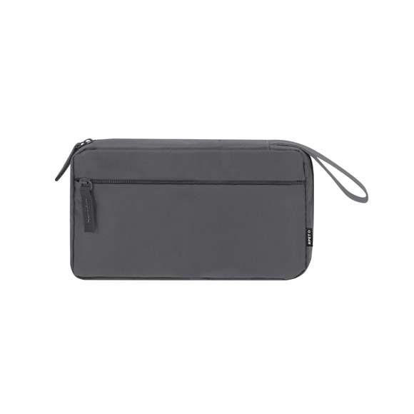 Estuche organizador fabricado en RPET 900D. Incluye bolsillo principal de apertura completa con doble tirador metálico y múltiples bolsillos interiores ideales para guardar cables: 3 bolsillos con banda elástica y 1 con cierre de cremallera. Además, incorpora un bolsillo exterior con cierre de cremallera invisible y asa para un cómodo transporte. Con distintivo RPET.El material RPET se elabora a partir de plástico reciclado, para así fomentar la reutilización de residuos plásticos y ayudar a la sostenibilidad del planeta.