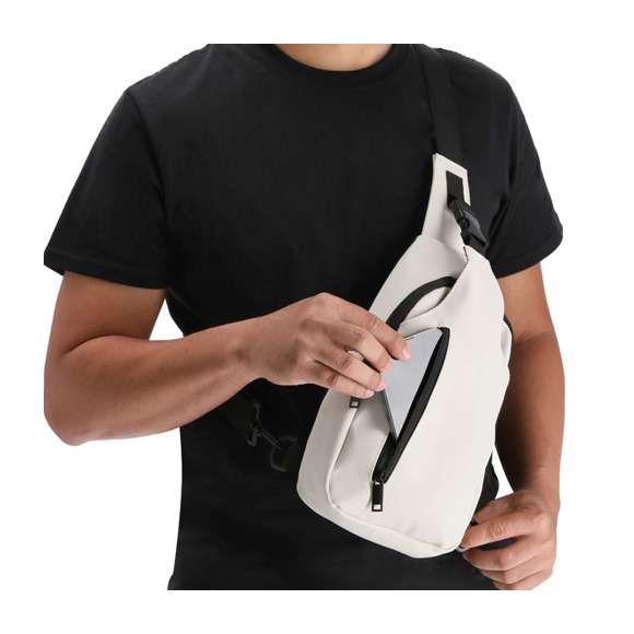 Bandolera de suave PU. Con sistema de cierre de cremallera invisible con doble tirador. Cuenta con un espacioso bolsillo principal y un práctico bolsillo frontal con cremallera. Incluye una cinta de transporte ajustable, con diferentes opciones de uso, proporcionando versatilidad y comodidad en cualquier ocasión.