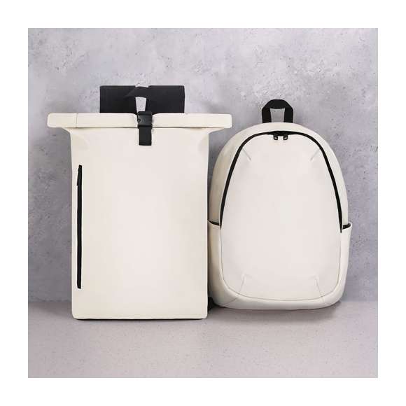 Mochila de suave PU. Con sistema de cierre de cremallera invisible para mayor seguridad y doble tirador metálico. Dos bolsillos laterales y bolsillo frontal de cremallera. Interior de gran capacidad con compartimento acolchado para portátiles de hasta 15 pulgadas. Espalda acolchada. Cintas ajustables y acolchadas.
