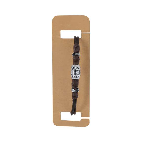 Pulsera de piel marrón adornada con cordones de algodón encerados a juego y abalorios plateados, incluyendo un charm con el símbolo de la paz. Cuenta con un original cierre de aleación de zinc en tono plateado. Presentada en cartón kraft con superficie lisa para el marcaje.