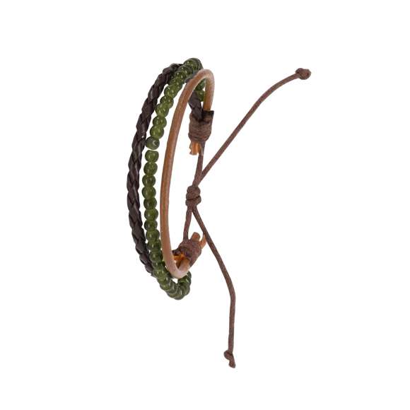 Pulsera confeccionada en piel, diseñada con la combinación de tres cordones: cuero marrón claro con acabado liso, central con cuentas de vidrio en color verde y un tercero de cuero trenzado marrón. Con cierre ajustable de suave algodón encerado. Presentada en cartón kraft con superficie lisa para el marcaje.