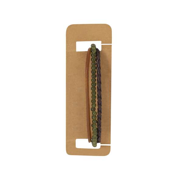 Pulsera confeccionada en piel, diseñada con la combinación de tres cordones: cuero marrón claro con acabado liso, central con cuentas de vidrio en color verde y un tercero de cuero trenzado marrón. Con cierre ajustable de suave algodón encerado. Presentada en cartón kraft con superficie lisa para el marcaje.