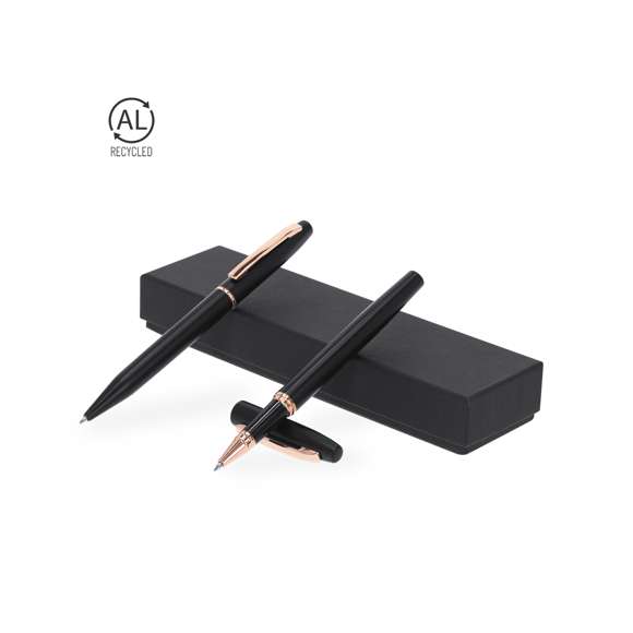 Set de bolígrafo y roller fabricados en Aluminio Reciclado, en elegante diseño negro mate con distinguidos accesorios en acabado oro rosa. Bolígrafo de mecanismo giratorio y roller con capucha, ambos con clip metálico. En tinta azul y logotipo de Aluminio Reciclado. Presentación en elegante estuche negro.El Aluminio Reciclado es un material con posibilidades de reciclaje casi infinitas, sin perder sus propiedades originales y consumiendo menos energía en este proceso.Certificación GRS (Global Recycled Standard / Estándar de Reciclaje Global), que garantiza el origen reciclado del material usado para fabricar el producto.
