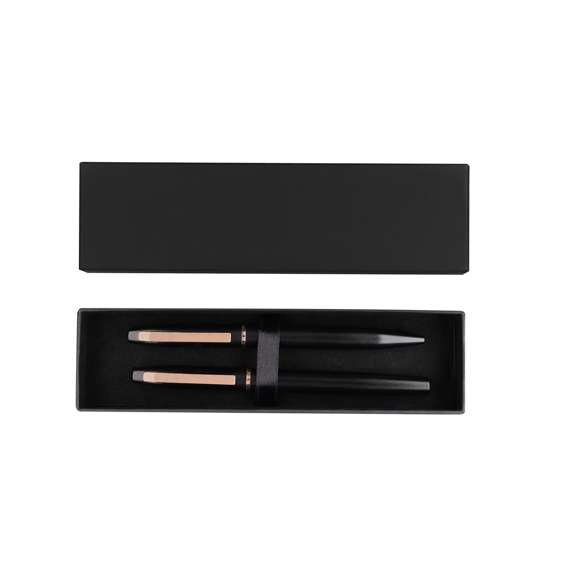 Set de bolígrafo y roller fabricados en Aluminio Reciclado, en elegante diseño negro mate con distinguidos accesorios en acabado oro rosa. Bolígrafo de mecanismo giratorio y roller con capucha, ambos con clip metálico. En tinta azul y logotipo de Aluminio Reciclado. Presentación en elegante estuche negro.El Aluminio Reciclado es un material con posibilidades de reciclaje casi infinitas, sin perder sus propiedades originales y consumiendo menos energía en este proceso.Certificación GRS (Global Recycled Standard / Estándar de Reciclaje Global), que garantiza el origen reciclado del material usado para fabricar el producto.
