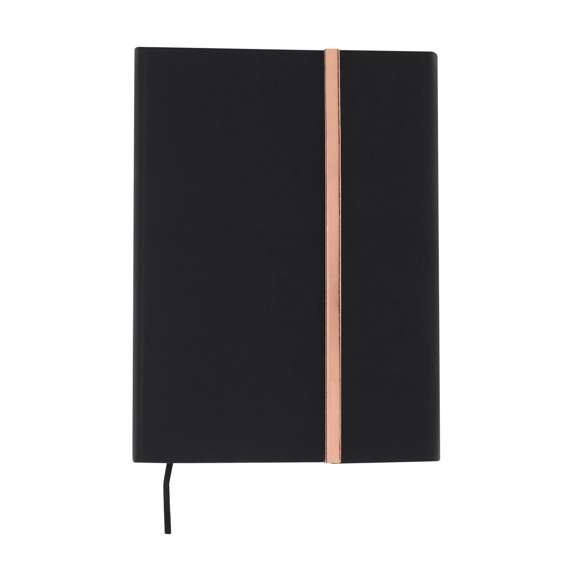 Set de bloc de notas y bolígrafo fabricados en PU Reciclado y Aluminio Reciclado. En elegante negro mate y con distinguidos accesorios en acabado oro rosa. El set incluye: - Bloc de notas fabricado en PU Reciclada y elegante detalle en oro rosado, con tapas rígidas y sistema de cierre imantado. Incluye 80 páginas de color crema con líneas, un marcapáginas a juego y soporte para bolígrafo. Con distintivo PU Reciclada. - Bolígrafo de aluminio reciclado, con cuerpo en color negro mate y detalles en acabado oro rosa. Dispone de clip metálico, mecanismo giratorio y tinta azul. Incluye distintivo de aluminio reciclado. Todo el conjunto se presenta en un elegante estuche negro.La PU Reciclada destaca por su resistencia y elasticidad. Este material reciclado y reciclable es una opción sostenible que rescata las fibras desechadas en los procesos de fabricación, minimizando así el desperdicio de material y contribuyendo a su vez a reducir el impacto ambiental, manteniendo a la vez sus propiedades originales.El Aluminio Reciclado es un material con posibilidades de reciclaje casi infinitas, sin perder sus propiedades originales y consumiendo menos energía en este proceso.Certificación GRS (Global Recycled Standard / Estándar de Reciclaje Global), que garantiza el origen reciclado del material usado para fabricar el producto.