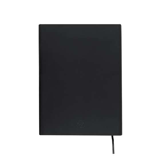 Set de bloc de notas y bolígrafo fabricados en PU Reciclado y Aluminio Reciclado. En elegante negro mate y con distinguidos accesorios en acabado oro rosa. El set incluye: - Bloc de notas fabricado en PU Reciclada y elegante detalle en oro rosado, con tapas rígidas y sistema de cierre imantado. Incluye 80 páginas de color crema con líneas, un marcapáginas a juego y soporte para bolígrafo. Con distintivo PU Reciclada. - Bolígrafo de aluminio reciclado, con cuerpo en color negro mate y detalles en acabado oro rosa. Dispone de clip metálico, mecanismo giratorio y tinta azul. Incluye distintivo de aluminio reciclado. Todo el conjunto se presenta en un elegante estuche negro.La PU Reciclada destaca por su resistencia y elasticidad. Este material reciclado y reciclable es una opción sostenible que rescata las fibras desechadas en los procesos de fabricación, minimizando así el desperdicio de material y contribuyendo a su vez a reducir el impacto ambiental, manteniendo a la vez sus propiedades originales.El Aluminio Reciclado es un material con posibilidades de reciclaje casi infinitas, sin perder sus propiedades originales y consumiendo menos energía en este proceso.Certificación GRS (Global Recycled Standard / Estándar de Reciclaje Global), que garantiza el origen reciclado del material usado para fabricar el producto.