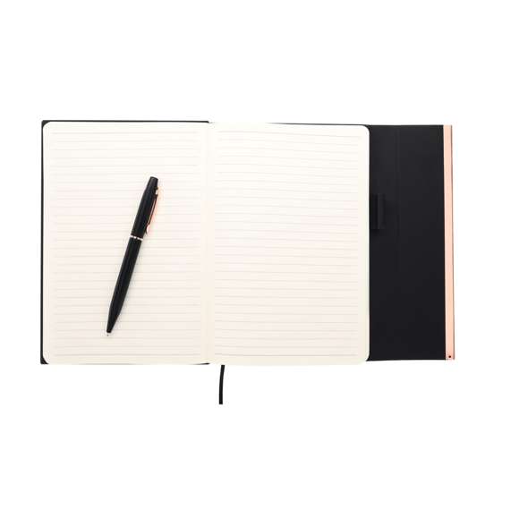 Set de bloc de notas y bolígrafo fabricados en PU Reciclado y Aluminio Reciclado. En elegante negro mate y con distinguidos accesorios en acabado oro rosa. El set incluye: - Bloc de notas fabricado en PU Reciclada y elegante detalle en oro rosado, con tapas rígidas y sistema de cierre imantado. Incluye 80 páginas de color crema con líneas, un marcapáginas a juego y soporte para bolígrafo. Con distintivo PU Reciclada. - Bolígrafo de aluminio reciclado, con cuerpo en color negro mate y detalles en acabado oro rosa. Dispone de clip metálico, mecanismo giratorio y tinta azul. Incluye distintivo de aluminio reciclado. Todo el conjunto se presenta en un elegante estuche negro.La PU Reciclada destaca por su resistencia y elasticidad. Este material reciclado y reciclable es una opción sostenible que rescata las fibras desechadas en los procesos de fabricación, minimizando así el desperdicio de material y contribuyendo a su vez a reducir el impacto ambiental, manteniendo a la vez sus propiedades originales.El Aluminio Reciclado es un material con posibilidades de reciclaje casi infinitas, sin perder sus propiedades originales y consumiendo menos energía en este proceso.Certificación GRS (Global Recycled Standard / Estándar de Reciclaje Global), que garantiza el origen reciclado del material usado para fabricar el producto.