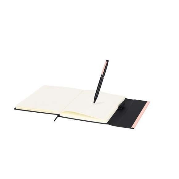 Set de bloc de notas y bolígrafo fabricados en PU Reciclado y Aluminio Reciclado. En elegante negro mate y con distinguidos accesorios en acabado oro rosa. El set incluye: - Bloc de notas fabricado en PU Reciclada y elegante detalle en oro rosado, con tapas rígidas y sistema de cierre imantado. Incluye 80 páginas de color crema con líneas, un marcapáginas a juego y soporte para bolígrafo. Con distintivo PU Reciclada. - Bolígrafo de aluminio reciclado, con cuerpo en color negro mate y detalles en acabado oro rosa. Dispone de clip metálico, mecanismo giratorio y tinta azul. Incluye distintivo de aluminio reciclado. Todo el conjunto se presenta en un elegante estuche negro.La PU Reciclada destaca por su resistencia y elasticidad. Este material reciclado y reciclable es una opción sostenible que rescata las fibras desechadas en los procesos de fabricación, minimizando así el desperdicio de material y contribuyendo a su vez a reducir el impacto ambiental, manteniendo a la vez sus propiedades originales.El Aluminio Reciclado es un material con posibilidades de reciclaje casi infinitas, sin perder sus propiedades originales y consumiendo menos energía en este proceso.Certificación GRS (Global Recycled Standard / Estándar de Reciclaje Global), que garantiza el origen reciclado del material usado para fabricar el producto.