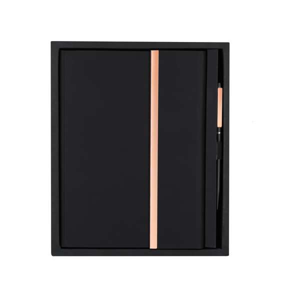 Set de bloc de notas y bolígrafo fabricados en PU Reciclado y Aluminio Reciclado. En elegante negro mate y con distinguidos accesorios en acabado oro rosa. El set incluye: - Bloc de notas fabricado en PU Reciclada y elegante detalle en oro rosado, con tapas rígidas y sistema de cierre imantado. Incluye 80 páginas de color crema con líneas, un marcapáginas a juego y soporte para bolígrafo. Con distintivo PU Reciclada. - Bolígrafo de aluminio reciclado, con cuerpo en color negro mate y detalles en acabado oro rosa. Dispone de clip metálico, mecanismo giratorio y tinta azul. Incluye distintivo de aluminio reciclado. Todo el conjunto se presenta en un elegante estuche negro.La PU Reciclada destaca por su resistencia y elasticidad. Este material reciclado y reciclable es una opción sostenible que rescata las fibras desechadas en los procesos de fabricación, minimizando así el desperdicio de material y contribuyendo a su vez a reducir el impacto ambiental, manteniendo a la vez sus propiedades originales.El Aluminio Reciclado es un material con posibilidades de reciclaje casi infinitas, sin perder sus propiedades originales y consumiendo menos energía en este proceso.Certificación GRS (Global Recycled Standard / Estándar de Reciclaje Global), que garantiza el origen reciclado del material usado para fabricar el producto.