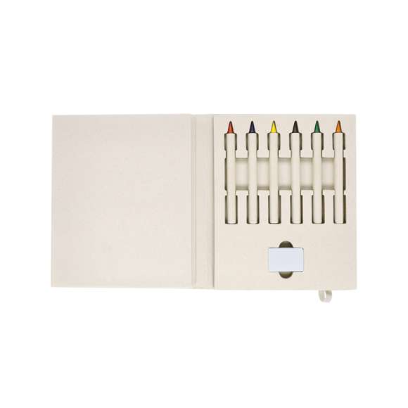 Set de lápices de colores eternos, fabricado con Cartones de Leche Reciclados. Incluye 6 diferentes colores, goma de borrar y bloc de notas con 50 hojas lisas. Con práctico elástico de cierre y distintivo de Cartones de Leche Reciclados.Los Cartones de Leche se componen en su mayor parte de cartón y aluminio. Durante su proceso de reciclado, se separan los distintos materiales del envase para su reutilización y nuevo uso, contribuyendo así a recorrer el camino infinito de la economía circular. Este material se caracteriza por su alto grado de reciclabilidad, así como por su ligereza y resistencia.