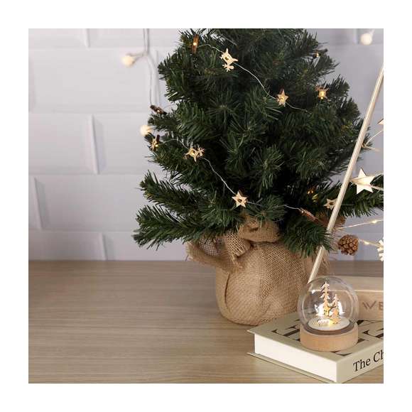 Guirnalda iluminada fabricada en madera natural. Con formas de estrella y reno intercaladas, se convierte en un original complemento decorativo que incluye adornos en materiales naturales. Con cálida iluminación con 20 LEDs. Alimentación a pilas (2xAA no incluidas). Presentación en atractiva caja kraft con troquelado en forma de estrella.Elaborado con elementos vegetales para así fomentar la utilización de materias primas naturales y reducir las emisiones contaminantes.