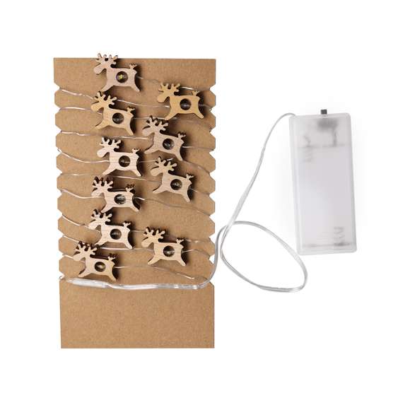 Guirnalda iluminada fabricada en madera natural. Con formas de estrella y reno intercaladas, se convierte en un original complemento decorativo que incluye adornos en materiales naturales. Con cálida iluminación con 20 LEDs. Alimentación a pilas (2xAA no incluidas). Presentación en atractiva caja kraft con troquelado en forma de estrella.Elaborado con elementos vegetales para así fomentar la utilización de materias primas naturales y reducir las emisiones contaminantes.