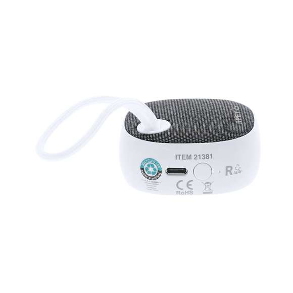 Altavoz solar fabricado en combinación de materiales reciclados (ABS Reciclado y RPET). Con 3W de potencia y conexión Bluetooth 5.3. Cuenta con batería de litio, recargable mediante el panel solar o conexión USB Tipo C -cable incluido-. Con práctica asa de transporte y distintivo RCS.El RABS es un plástico altamente reciclable de gran resistencia y con multitud de aplicaciones que lo convierten en una solución eco-friendly. Con certificación RCS, que garantiza el origen reciclado del mismo.