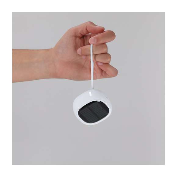 Altavoz solar fabricado en combinación de materiales reciclados (ABS Reciclado y RPET). Con 3W de potencia y conexión Bluetooth 5.3. Cuenta con batería de litio, recargable mediante el panel solar o conexión USB Tipo C -cable incluido-. Con práctica asa de transporte y distintivo RCS.El RABS es un plástico altamente reciclable de gran resistencia y con multitud de aplicaciones que lo convierten en una solución eco-friendly. Con certificación RCS, que garantiza el origen reciclado del mismo.