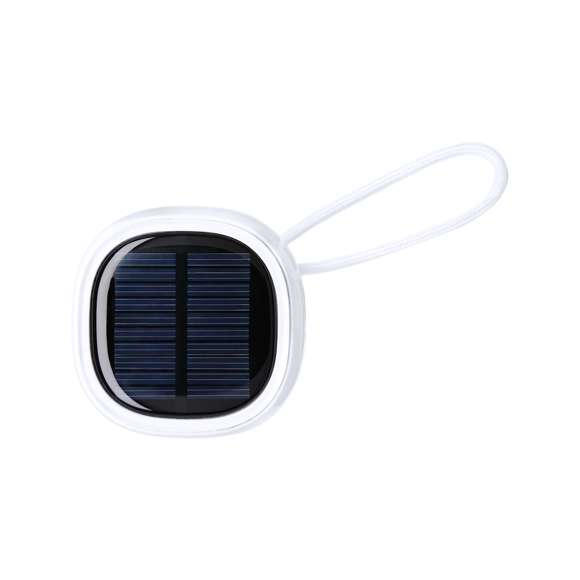 Altavoz solar fabricado en combinación de materiales reciclados (ABS Reciclado y RPET). Con 3W de potencia y conexión Bluetooth 5.3. Cuenta con batería de litio, recargable mediante el panel solar o conexión USB Tipo C -cable incluido-. Con práctica asa de transporte y distintivo RCS.El RABS es un plástico altamente reciclable de gran resistencia y con multitud de aplicaciones que lo convierten en una solución eco-friendly. Con certificación RCS, que garantiza el origen reciclado del mismo.