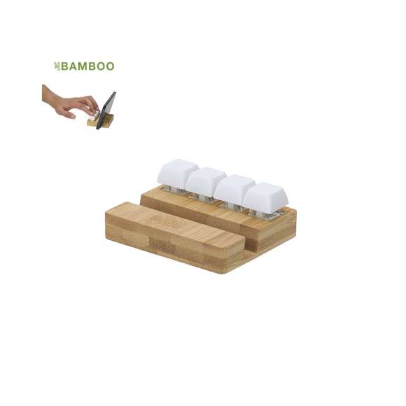 Original soporte antiestrés fabricado en bambú. Cuenta con cuatro teclas que imitan a un teclado mecánico, permitiendo pulsarlas de forma independiente tantas veces como sea necesario. Incluye un práctico soporte para dispositivos móviles, combinando funcionalidad y alivio del estrés en un elegante diseño.Materiales como el Bambú fomentan la utilización de materias primas naturales, reduciendo las emisiones contaminantes. Proviene de una planta de gran resistencia y versatilidad, con crecimiento y regeneración rápidos, siendo una excelente alternativa al uso de madera tradicional.