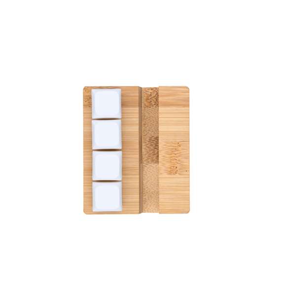 Original soporte antiestrés fabricado en bambú. Cuenta con cuatro teclas que imitan a un teclado mecánico, permitiendo pulsarlas de forma independiente tantas veces como sea necesario. Incluye un práctico soporte para dispositivos móviles, combinando funcionalidad y alivio del estrés en un elegante diseño.Materiales como el Bambú fomentan la utilización de materias primas naturales, reduciendo las emisiones contaminantes. Proviene de una planta de gran resistencia y versatilidad, con crecimiento y regeneración rápidos, siendo una excelente alternativa al uso de madera tradicional.