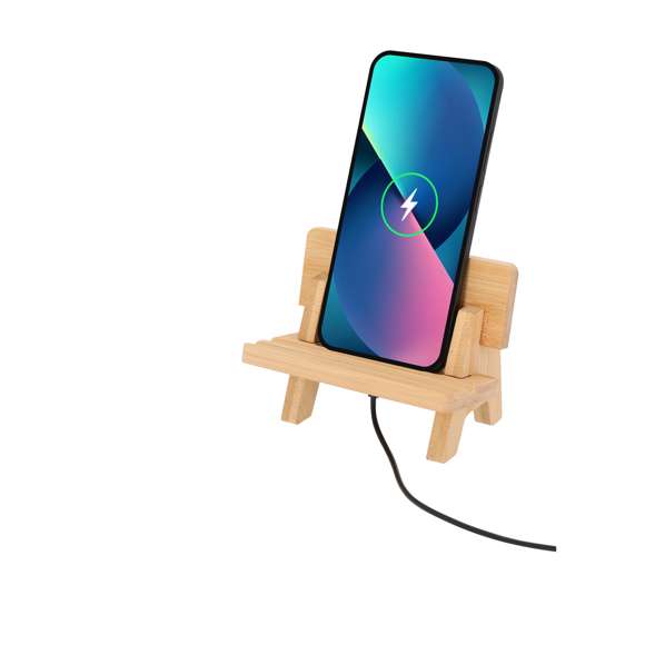 Soporte para dispositivo móvil en original forma de banco, fabricado en resistente Bambú. Con piezas desmontables que permiten 3 posiciones diferentes del dispositivo. Incluye ranura para el cable de carga, permitiendo cargar el dispositivos miestras está en el soporte.Materiales como el Bambú fomentan la utilización de materias primas naturales reduciendo las emisiones contaminantes. Además, el Bambú proviene de una planta de gran resistencia y versatilidad, con crecimiento y regeneración rápida, siendo una excelente alternativa al uso de madera tradicional.
