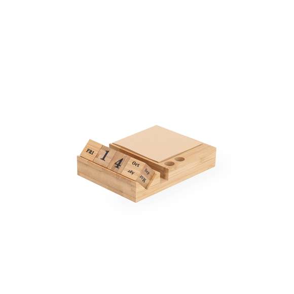 Portanotas calendario perpetuo con soporte, fabricado en bambú. Este elegante calendario perpetuo está compuesto por cubos que indican los días de la semana, los meses y los días del mes. Incluye soporte para smartphone, 100 notas adhesivas de papel kraft y soporte para dos bolígrafos. Perfecto para mantener tu escritorio organizado y estilizado.Materiales como el Bambú fomentan la utilización de materias primas naturales reduciendo las emisiones contaminantes. Además, el Bambú proviene de una planta de gran resistencia y versatilidad, con crecimiento y regeneración rápida, siendo una excelente alternativa al uso de madera tradicional.