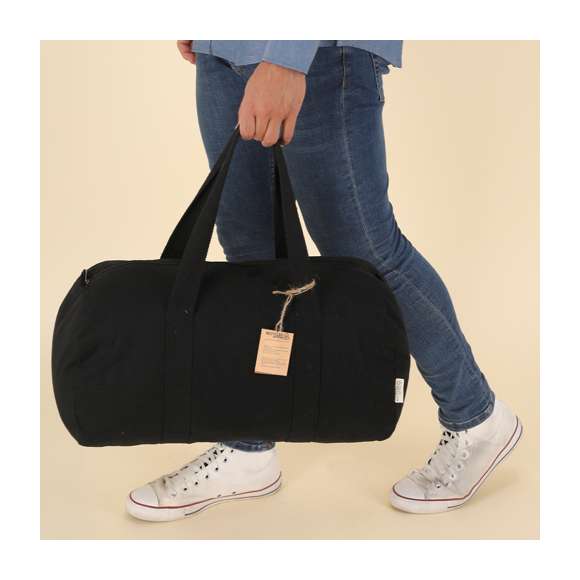 Bolso fabricado en material 100% canvas reciclado. Con resistentes asas alrededor del bolso y compartimento principal con cierre de cremallera. Etiqueta exterior con logotipo Algodón Reciclado.
