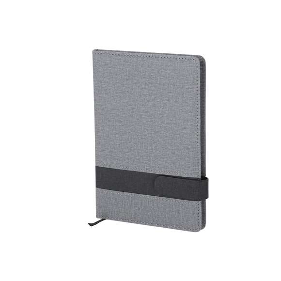 Bloc de notas A5 fabricado en PU. Elegante diseño gris con banda negra de cierre magnético a juego. Interior con 80 hojas color crema de disposición a una raya y marcapáginas de tela a juego.