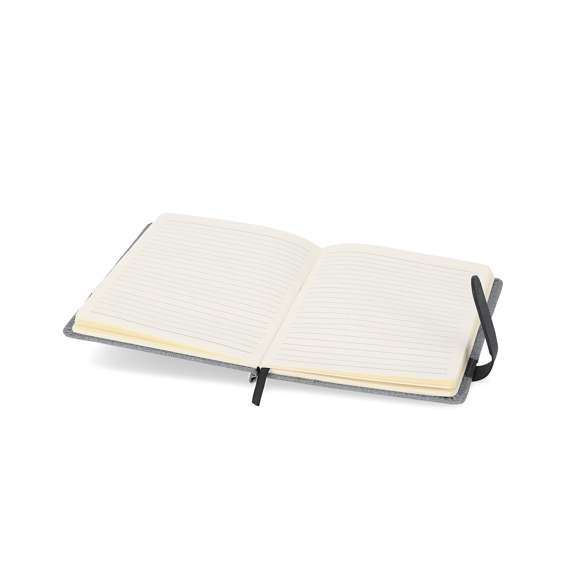 Bloc de notas A5 fabricado en PU. Elegante diseño gris con banda negra de cierre magnético a juego. Interior con 80 hojas color crema de disposición a una raya y marcapáginas de tela a juego.