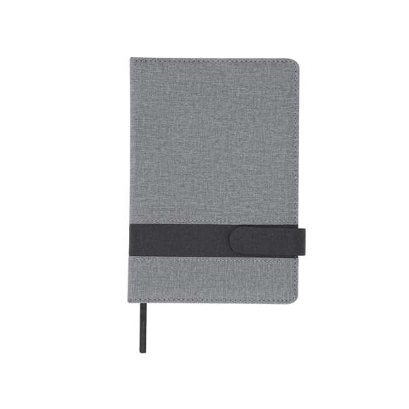 Bloc de notas A5 fabricado en PU. Elegante diseño gris con banda negra de cierre magnético a juego. Interior con 80 hojas color crema de disposición a una raya y marcapáginas de tela a juego.