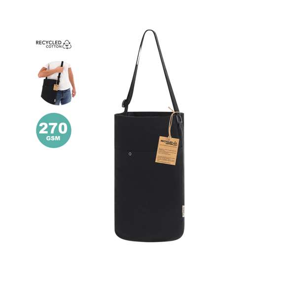 Bolsa fabricada en canvas reciclado de 270g/m2. Original forma cilíndrica de gran capacidad, con compartimento principal, bolsillo auxiliar interior y práctico bolsillo exterior con cierre de broche metálico. En elegante color negro, de acabado cosido y con asa larga reforzada ajustable. Logotipo Algodón Reciclado en etiqueta exterior.