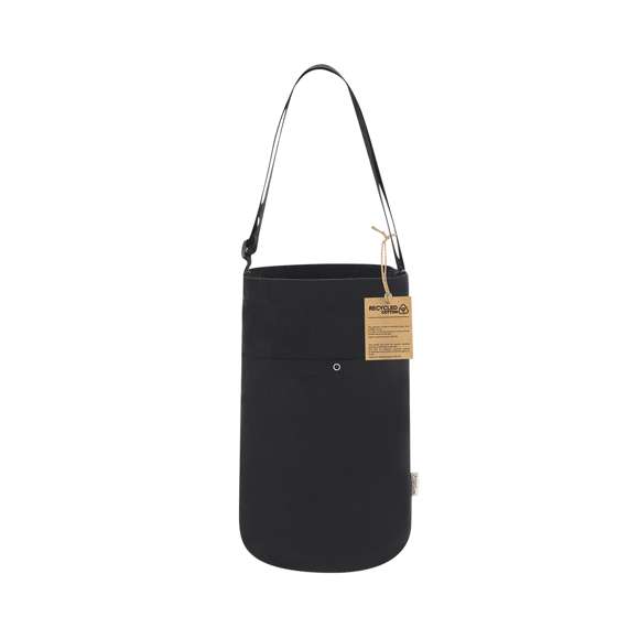 Bolsa fabricada en canvas reciclado de 270g/m2. Original forma cilíndrica de gran capacidad, con compartimento principal, bolsillo auxiliar interior y práctico bolsillo exterior con cierre de broche metálico. En elegante color negro, de acabado cosido y con asa larga reforzada ajustable. Logotipo Algodón Reciclado en etiqueta exterior.