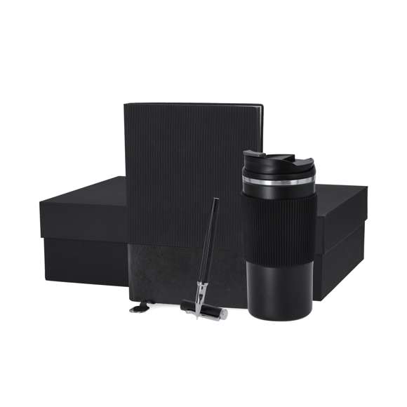 Elegante set premium. Incluye: - Vaso térmico fabricado en acero inoxidable de doble pared con capacidad de 470 ml. Con un dosificador en tapadera, libre de BPA, sistema de apertura abre fácil, banda de silicona a juego y base antideslizante. - Bloc de notas con tapas blandas fabricado en elegante PU color negro. Su diseño combina texturas lisas y biseladas. Incluye marcapáginas de tela con accesorio metálico especial para marcaje en láser. Interior con 100 hojas en color crema, de disposición a una raya y bordes en negro. - Roller de acabado negro mate con detalles metálicos en color plata. De cuerpo biselado, con cierre de capucha, clip y tinta azul. Cuenta con cómodo agarre en metal pulido.Presentado en sosfisticado estuche individual de acabado mate, con interior troquelado para cada uno de los elementos del set.