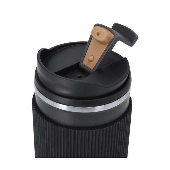 Elegante set premium. Incluye: - Vaso térmico fabricado en acero inoxidable de doble pared con capacidad de 470 ml. Con un dosificador en tapadera, libre de BPA, sistema de apertura abre fácil, banda de silicona a juego y base antideslizante. - Bloc de notas con tapas blandas fabricado en elegante PU color negro. Su diseño combina texturas lisas y biseladas. Incluye marcapáginas de tela con accesorio metálico especial para marcaje en láser. Interior con 100 hojas en color crema, de disposición a una raya y bordes en negro. - Roller de acabado negro mate con detalles metálicos en color plata. De cuerpo biselado, con cierre de capucha, clip y tinta azul. Cuenta con cómodo agarre en metal pulido.Presentado en sosfisticado estuche individual de acabado mate, con interior troquelado para cada uno de los elementos del set.