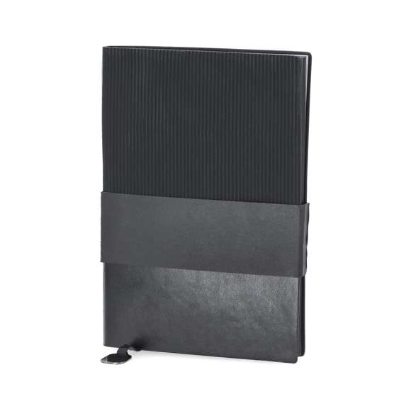 Elegante set premium. Incluye: - Vaso térmico fabricado en acero inoxidable de doble pared con capacidad de 470 ml. Con un dosificador en tapadera, libre de BPA, sistema de apertura abre fácil, banda de silicona a juego y base antideslizante. - Bloc de notas con tapas blandas fabricado en elegante PU color negro. Su diseño combina texturas lisas y biseladas. Incluye marcapáginas de tela con accesorio metálico especial para marcaje en láser. Interior con 100 hojas en color crema, de disposición a una raya y bordes en negro. - Roller de acabado negro mate con detalles metálicos en color plata. De cuerpo biselado, con cierre de capucha, clip y tinta azul. Cuenta con cómodo agarre en metal pulido.Presentado en sosfisticado estuche individual de acabado mate, con interior troquelado para cada uno de los elementos del set.