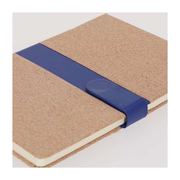Bloc de notas A5 fabricado en corcho. Elegante diseño con banda central de PU y cierre magnético. Incluye 100 hojas color crema de disposición a una raya y marcapáginas de tela a juego.Elaborado con elementos vegetales para así fomentar la utilización de materias primas naturales y reducir las emisiones contaminantes.